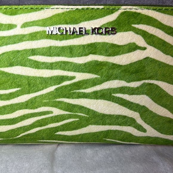 đź’šMICHAEL KORSđź’šJungle Green Jet Set Travel Zebra Print Calf Hair Cont Wallet/NWT - Picture 5 of 9